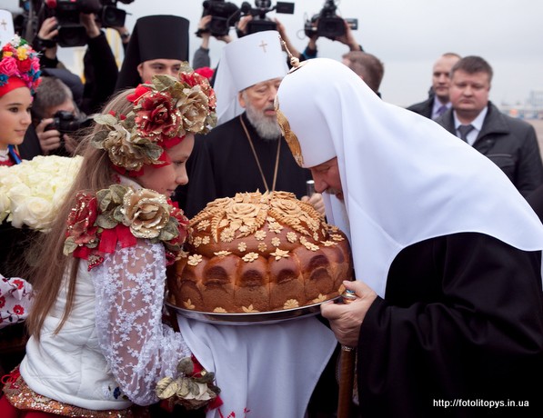 Фото девушки с караваем