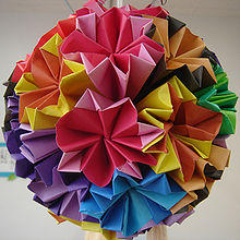 https://upload.wikimedia.org/wikipedia/commons/thumb/4/43/Origami_ball.jpg/220px-Origami_ball.jpg