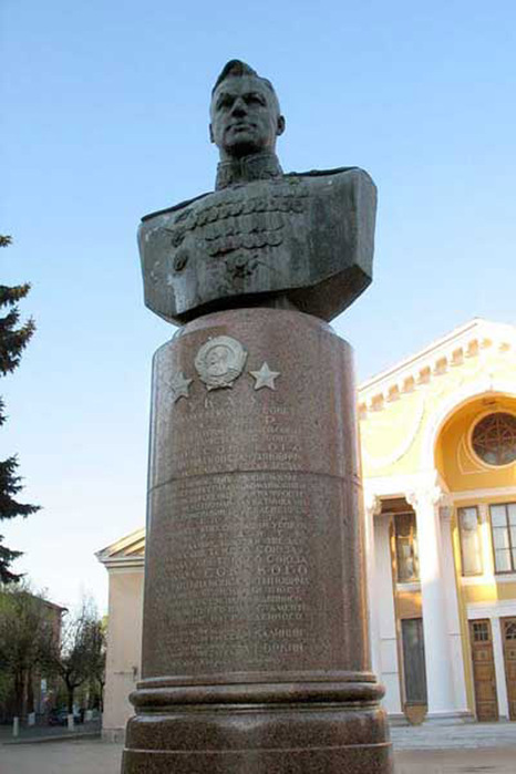 http://img0.liveinternet.ru/images/attach/c/2/68/137/68137037_Rokossovskij_bust_VLuki.jpg