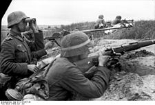 https://upload.wikimedia.org/wikipedia/commons/thumb/0/0d/Bundesarchiv_Bild_101I-216-0417-26%2C_Russland%2C_Soldaten_in_Stellung.jpg/225px-Bundesarchiv_Bild_101I-216-0417-26%2C_Russland%2C_Soldaten_in_Stellung.jpg